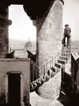 Firenze, scala della torre di palazzo vecchio e veduta sulla cattedrale