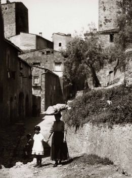 San Gimignano Siena portatrice di pane